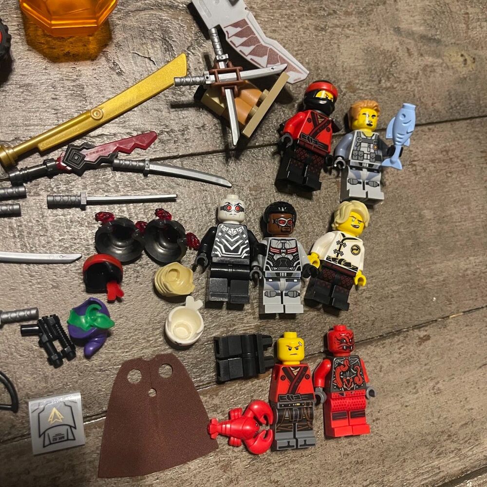 Lego Miscellaneous Lot Minifigures Weapons Motorcycles Hats Pieces - Picture 2 of 3
